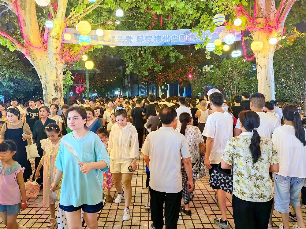 游客川流不息　景区无奈限流(分离图)12(2439766)-20240819090639.jpg