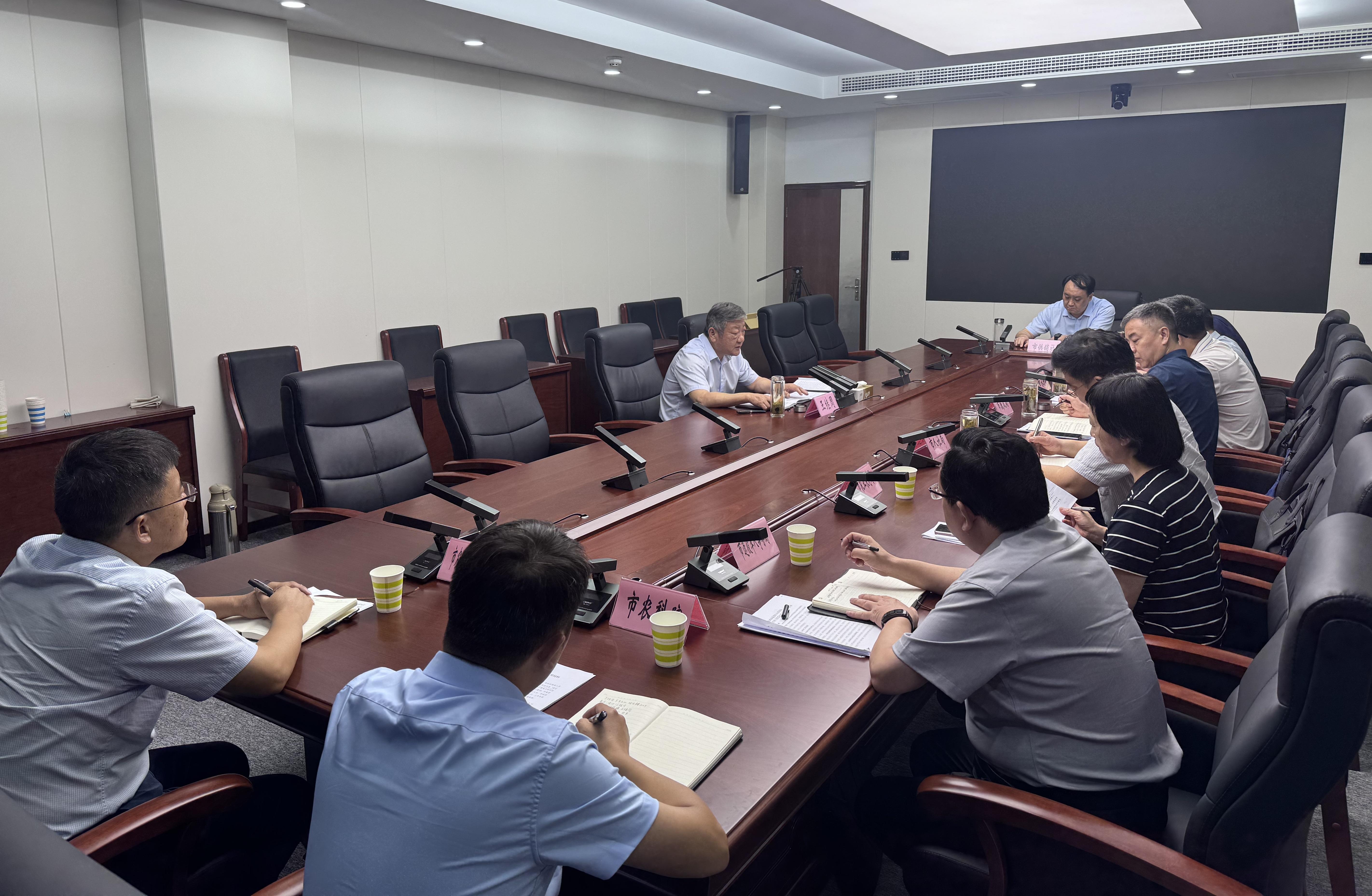 市领导主持召开上半年分管部门工作汇报会.jpg