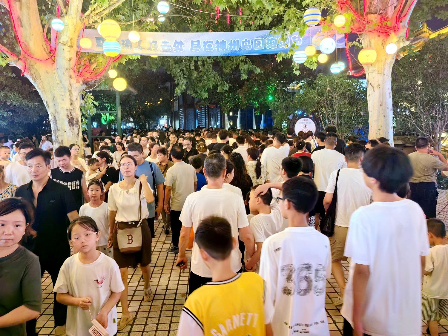 游客川流不息　景区无奈限流(分离图)7(2447416)-20240827084247.jpg