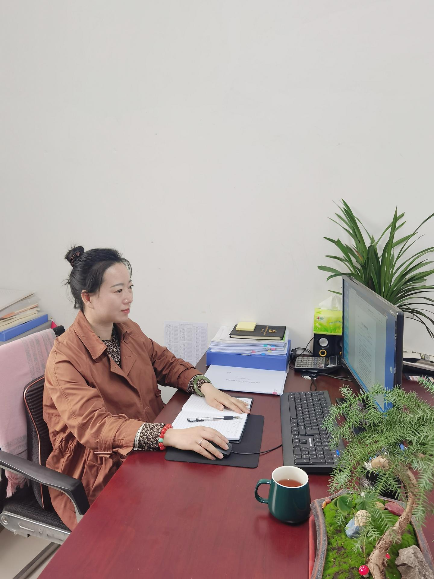 屈丽杰工作照.jpg