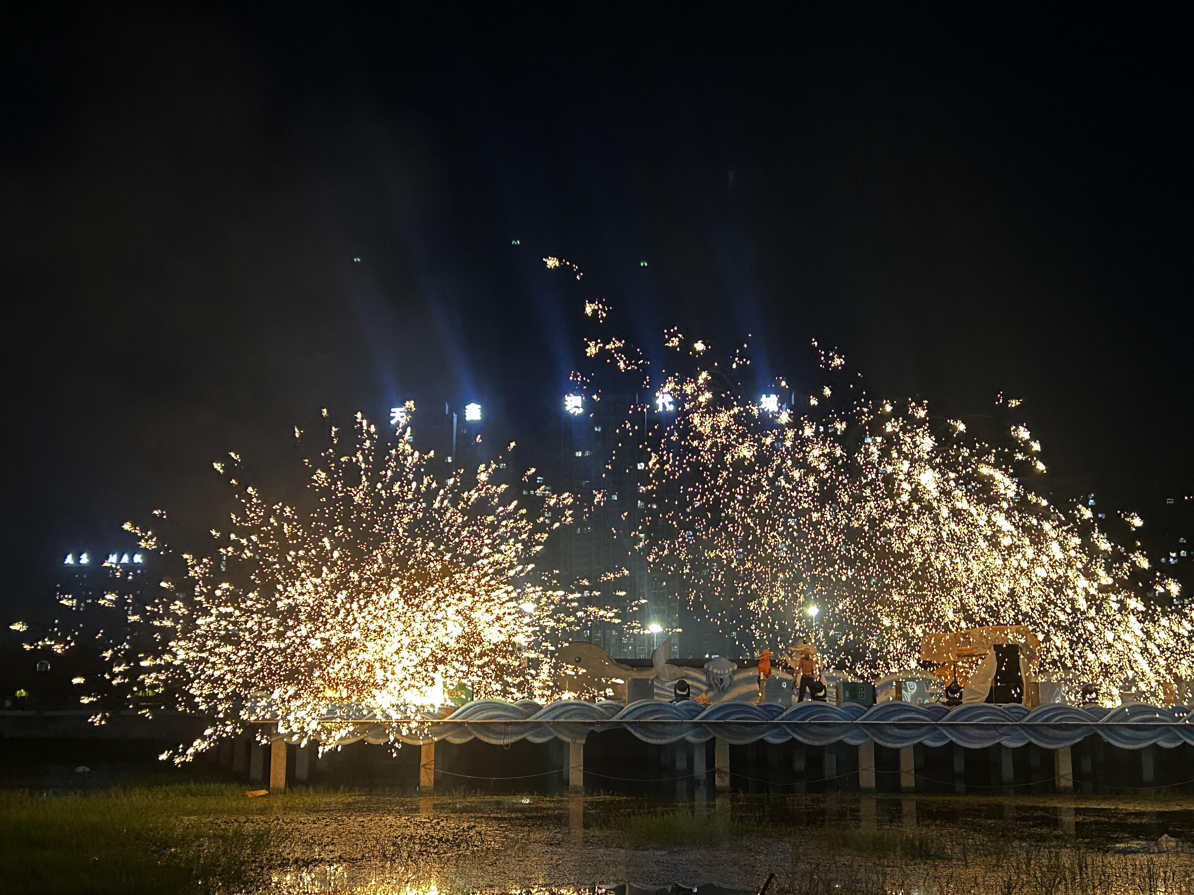 银滩公园：非遗烟花秀 点亮国庆夜空(分离(2494820)-20241008091506.jpg